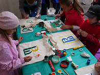 Дети с удовольствием создавали эко-сумки в шатре "Зеленой Вышки"